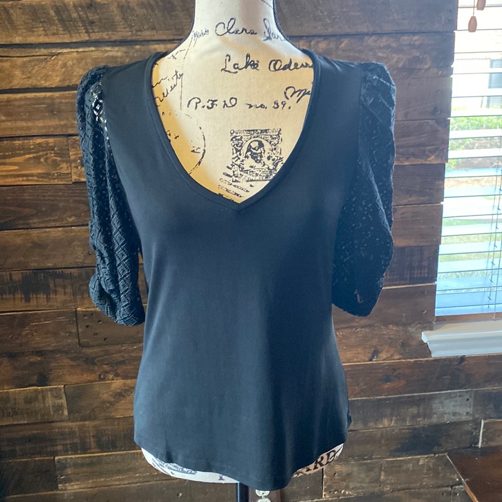 NWOT Puffy Lace Sleeve Top